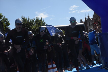 Triathloniści w sercu starówki