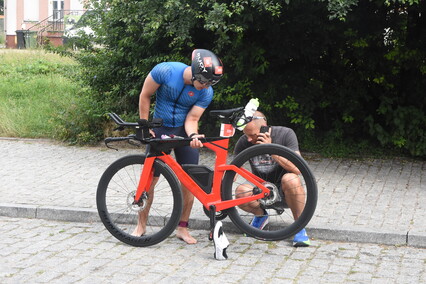 Triathloniści w sercu starówki