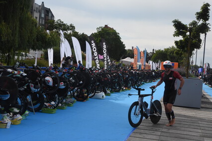 Triathloniści w sercu starówki