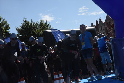 Triathloniści w sercu starówki