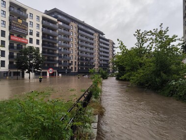 Kumiela też wylała. Zalana ul. Związku Jaszczurczego i okolice