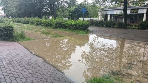Kumiela też wylała. Zalana ul. Związku Jaszczurczego i okolice