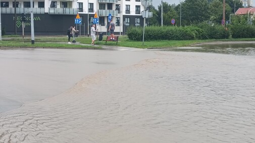 Kumiela też wylała. Zalana ul. Związku Jaszczurczego i okolice