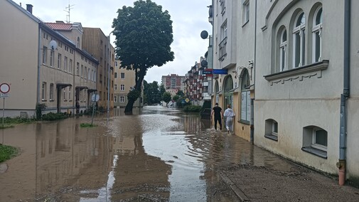 Kumiela też wylała. Zalana ul. Związku Jaszczurczego i okolice