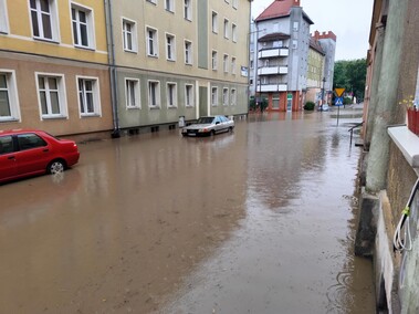 Kumiela też wylała. Zalana ul. Związku Jaszczurczego i okolice