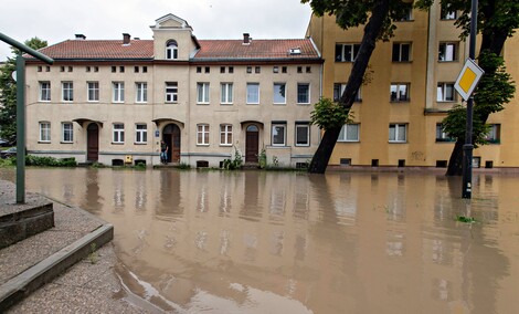 Szpital uratowany przed wodą, okolice zalane