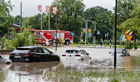 Szpital uratowany przed wodą, okolice zalane