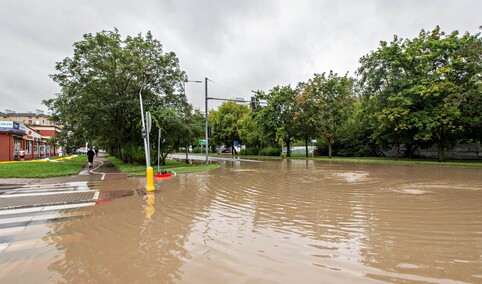 Szpital uratowany przed wodą, okolice zalane