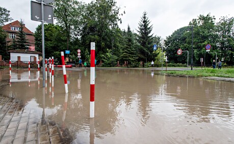 Szpital uratowany przed wodą, okolice zalane