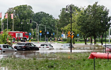 Szpital uratowany przed wodą, okolice zalane