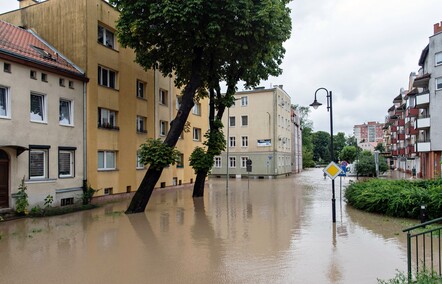 Szpital uratowany przed wodą, okolice zalane
