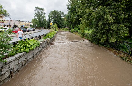 Szpital uratowany przed wodą, okolice zalane