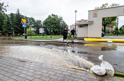 Szpital uratowany przed wodą, okolice zalane