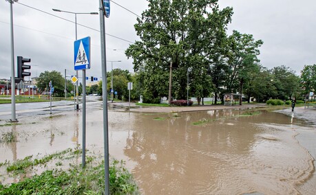Szpital uratowany przed wodą, okolice zalane