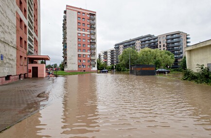 Szpital uratowany przed wodą, okolice zalane