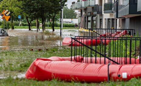 Szpital uratowany przed wodą, okolice zalane