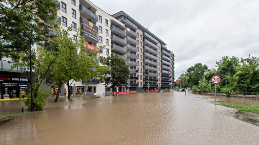 Szpital uratowany przed wodą, okolice zalane
