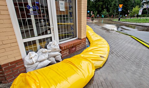 Szpital uratowany przed wodą, okolice zalane