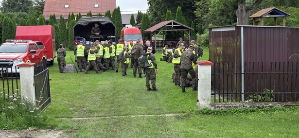 Ze śmigłowca łatają wyrwę w wale