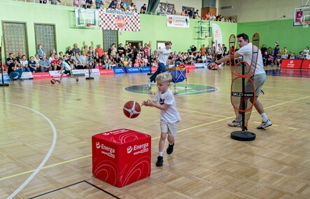 Grali i licytowali dla Adama