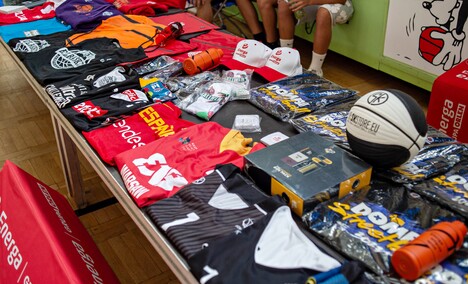 Grali i licytowali dla Adama