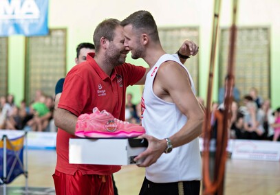 Grali i licytowali dla Adama