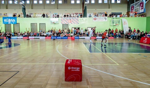 Grali i licytowali dla Adama