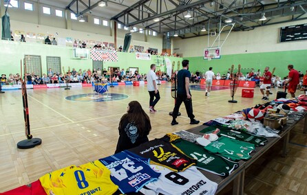 Grali i licytowali dla Adama