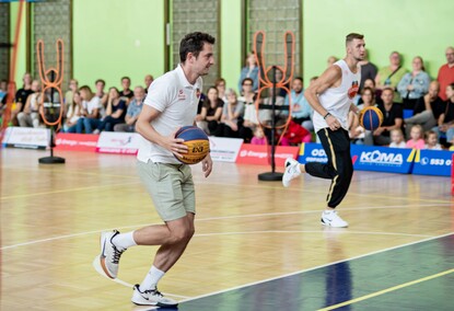 Grali i licytowali dla Adama