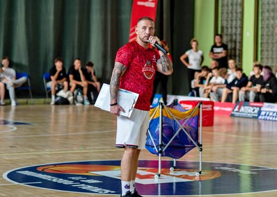 Grali i licytowali dla Adama