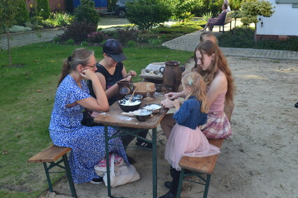 W Lipcach Reymontowskich na dziedzińcu Biblioteki