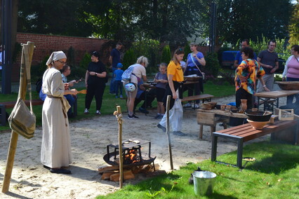 W Lipcach Reymontowskich na dziedzińcu Biblioteki
