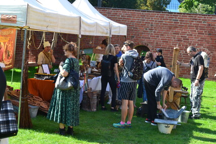W Lipcach Reymontowskich na dziedzińcu Biblioteki