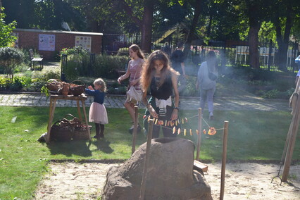 W Lipcach Reymontowskich na dziedzińcu Biblioteki
