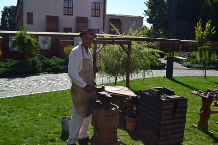 W Lipcach Reymontowskich na dziedzińcu Biblioteki
