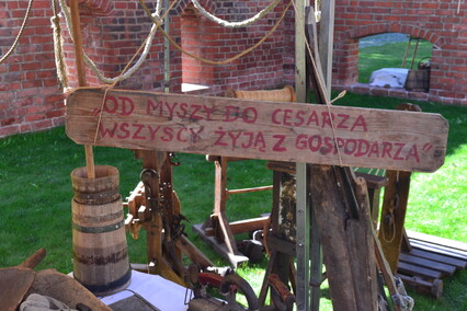 W Lipcach Reymontowskich na dziedzińcu Biblioteki