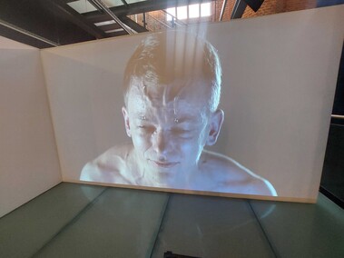 „To jest spojrzenie mężczyzn na mężczyzn”