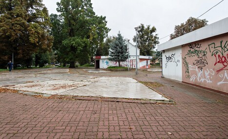 Więcej zieleni koło czołgu