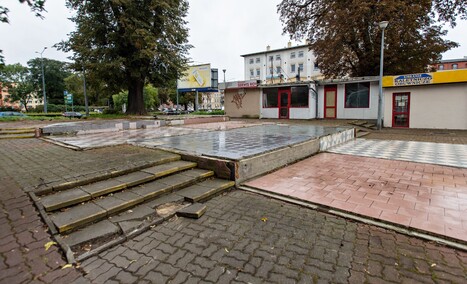 Więcej zieleni koło czołgu