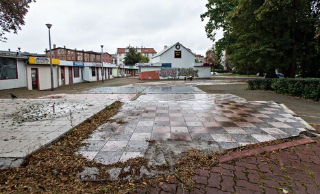 Więcej zieleni koło czołgu