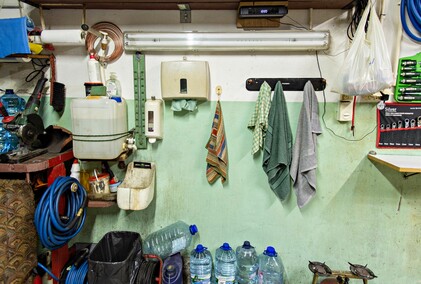 70-latek od pół roku mieszka w garażu, bez wody i ogrzewania