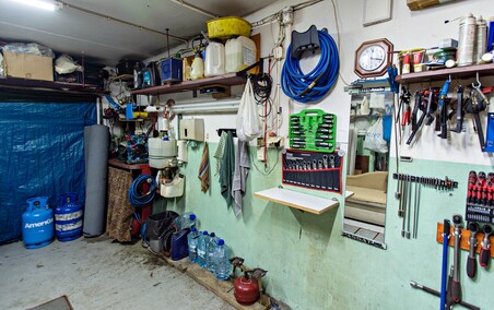 70-latek od pół roku mieszka w garażu, bez wody i ogrzewania