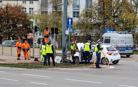 Próbował uniknąć zderzenia, uderzył w słup