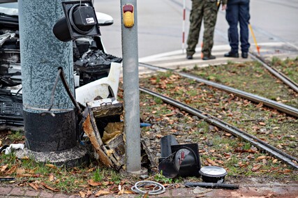 Próbował uniknąć zderzenia, uderzył w słup Próbował uniknąć zderzenia, uderzył w słup