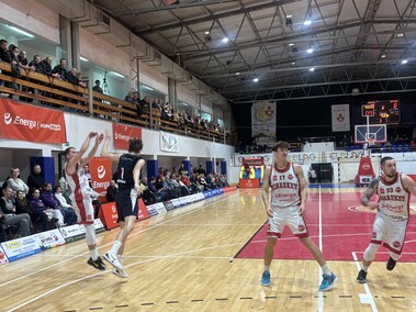 Przekonujące zwycięstwo koszykarzy