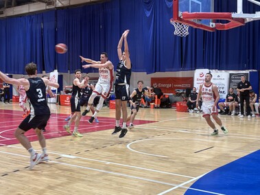 Przekonujące zwycięstwo koszykarzy