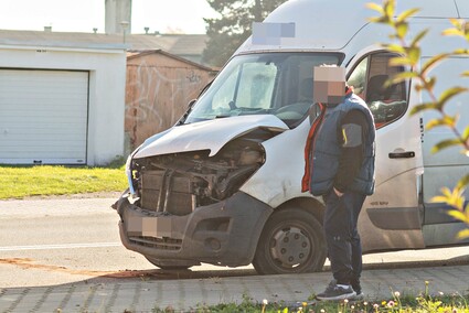 Kolizja auta dostawczego z tramwajem