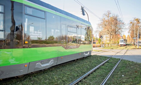 Kolizja auta dostawczego z tramwajem