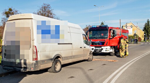 Kolizja auta dostawczego z tramwajem