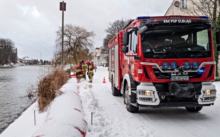 Stan alarmowy na rzece Elbląg. Bulwar i ul. Panieńska zamknięte  (aktualizacja)